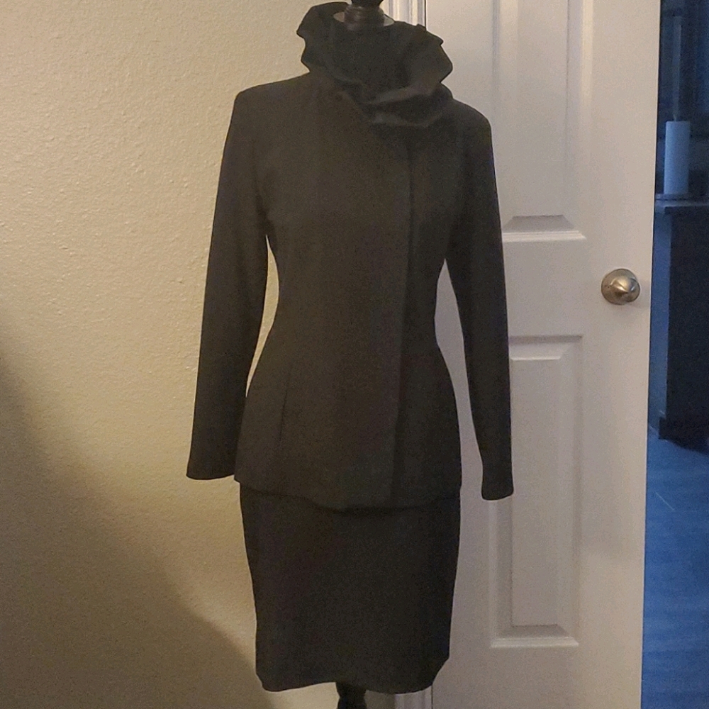 Harve' Benard Woman Suit